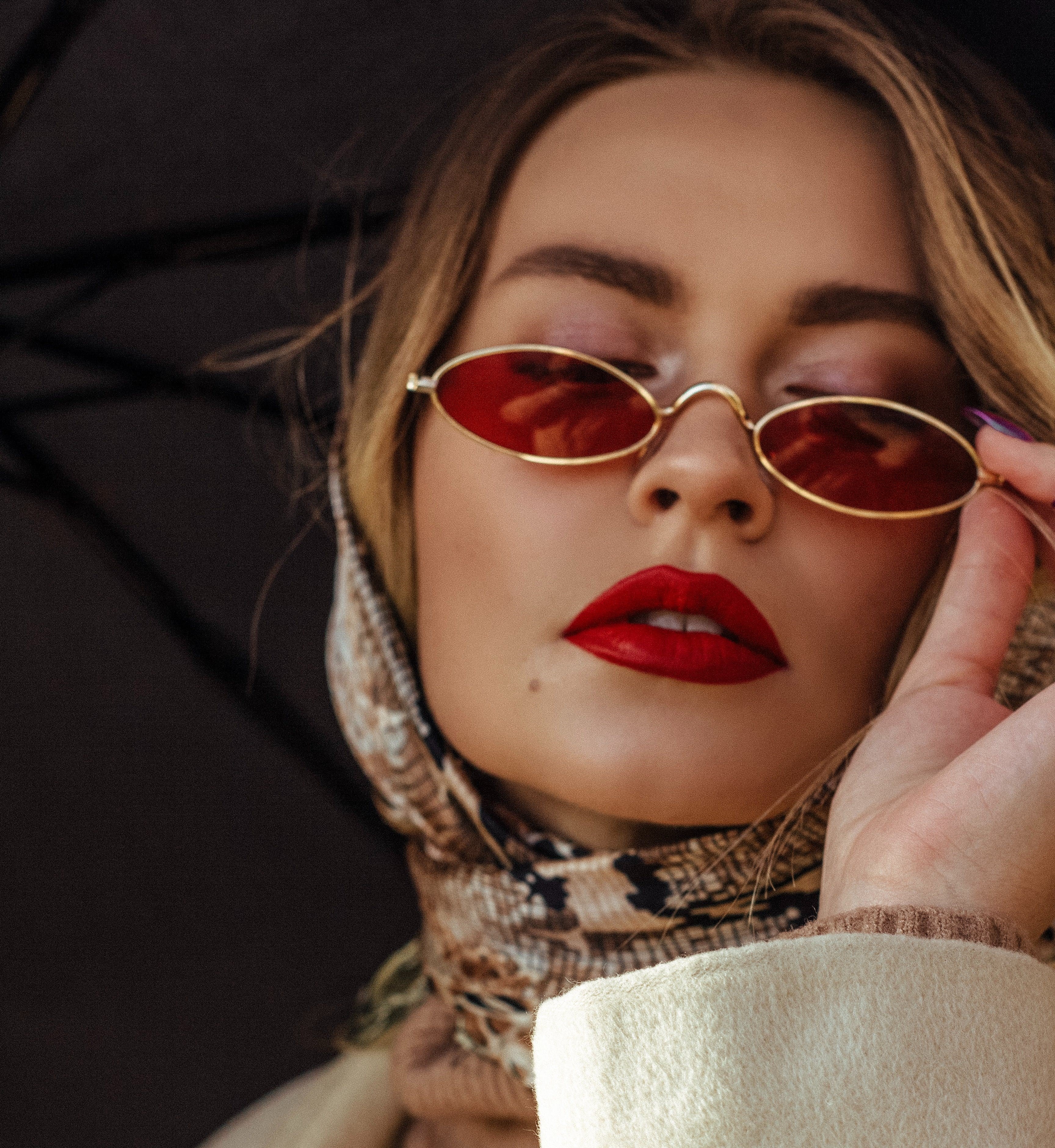 L'Histoire Riche et Colorée du Foulard : Un Accessoire de Mode à Travers les Âges