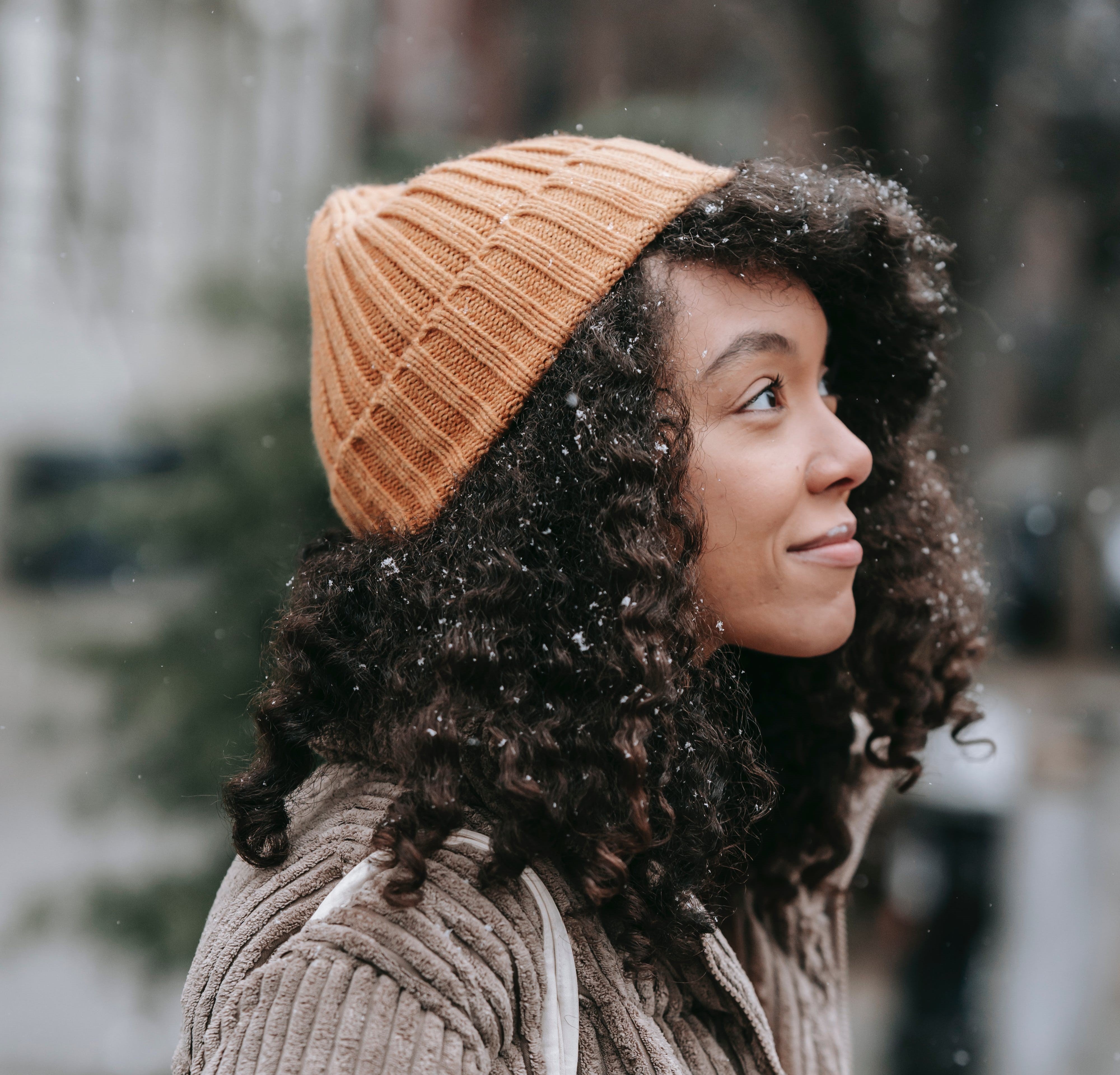 Les Accessoires de Mode Féminin à Paris en Hiver : Foulards et Bérets au Cœur de l'Élégance