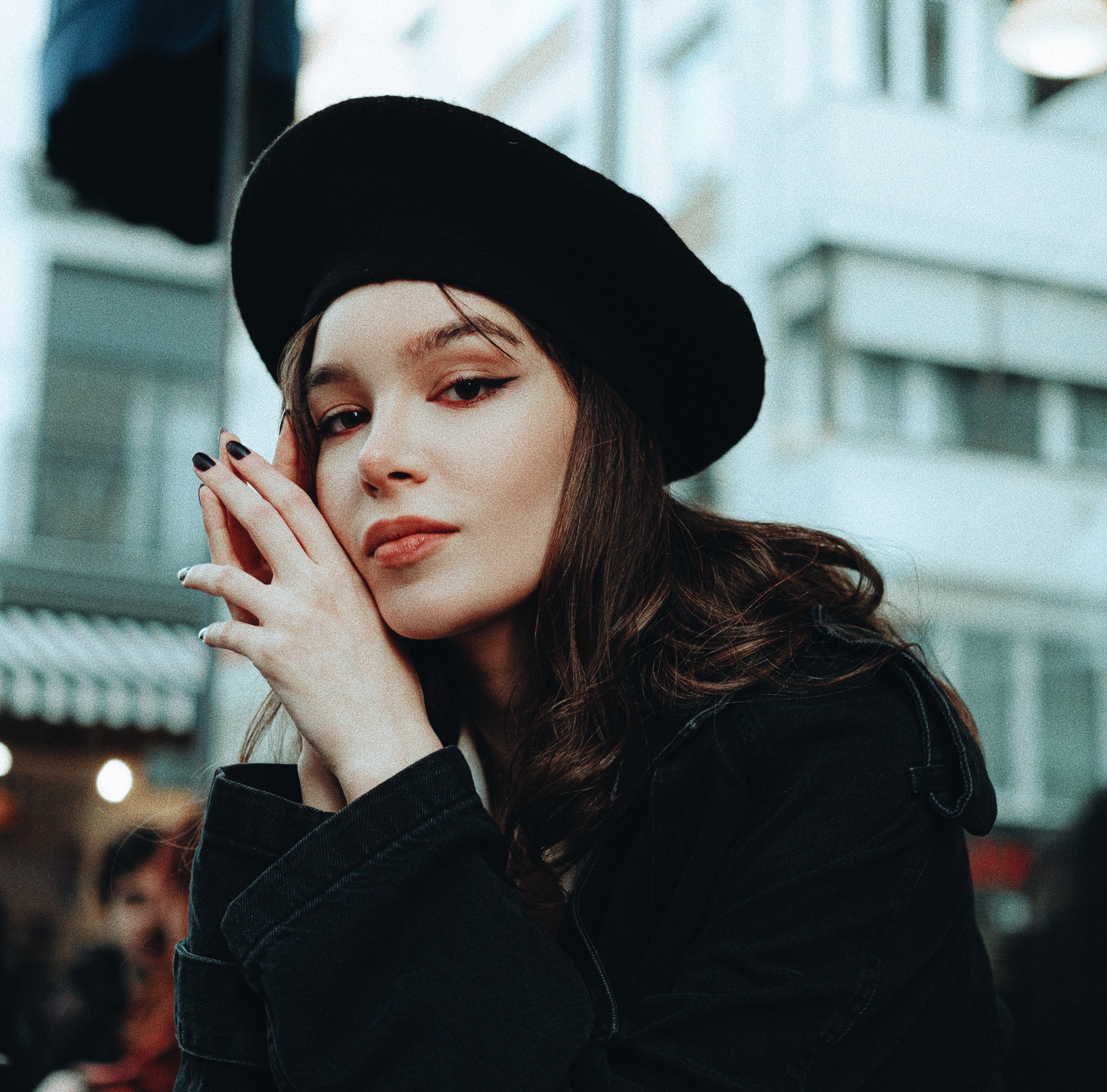 Les Bérets et la Mode Parisienne : Une Histoire de Style et d'Élégance