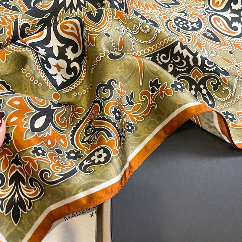 Ornamento quadrato verde chic in seta al 100% per donna | La Parisienne