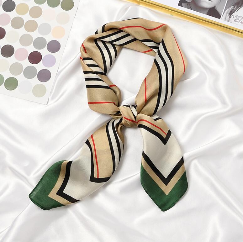 Foulard Carré Sophistiqué Femme | La Parisienne