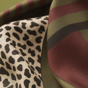 Foulard Carré 100% Soie Motif Vert Tacheté | La Parisienne