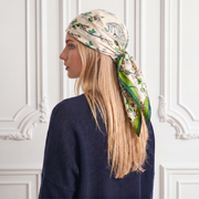 Lenço quadrado 100% seda com decoração floral elegante para mulher | La Parisienne 