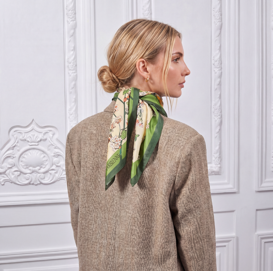Lenço quadrado 100% seda com decoração floral elegante para mulher | La Parisienne 