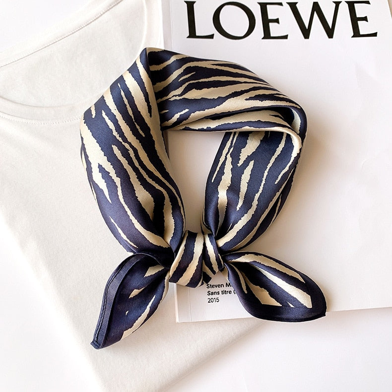 HERMES Paris - Carré En Twill De Soie Imprimé Et Titré Le Monde Du Polo La Bordure Marine Le Dessin Pa HERMES Paris - Carré En Twill De Soie Imprimé Et Titré Le Monde Du Polo La Bordure Marine Le Dessin Pa