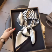 Carré 100% Soie Signature | La Parisienne