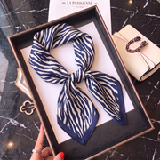 Carré 100% Soie Signature | La Parisienne