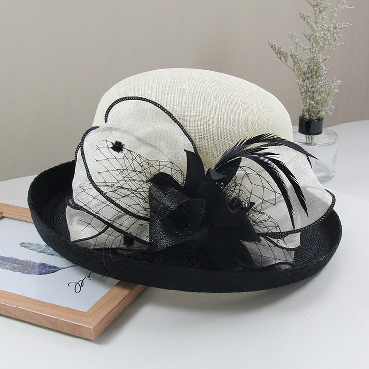 Schicker Hut mit Blumendekoration für Damen | Der Pariser 