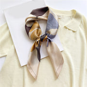 Foulard Carré de Soie Fleur Bleu | La Parisienne